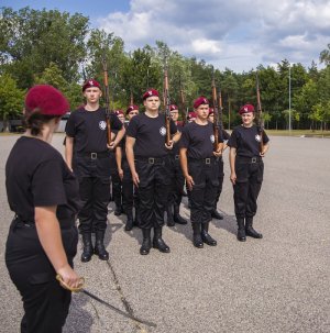 ćwiczenia klasy mundurowej do obchodów Święta Policji