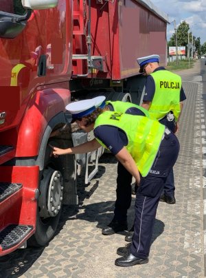 policjanci kontrolują samochód ciężarowy
