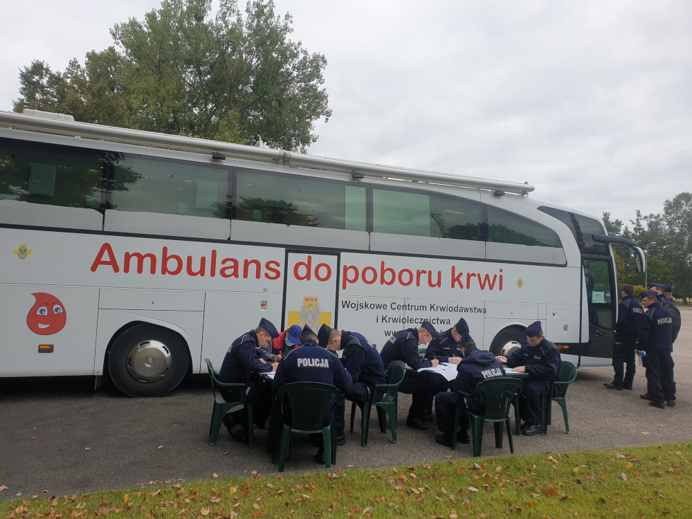 Słuchacze podczas wypełniania ankiet do poboru krwi