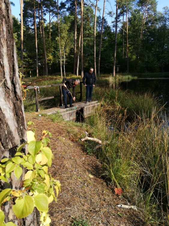 Oględziny miejsca znalezienia zwłok w wodzie. 