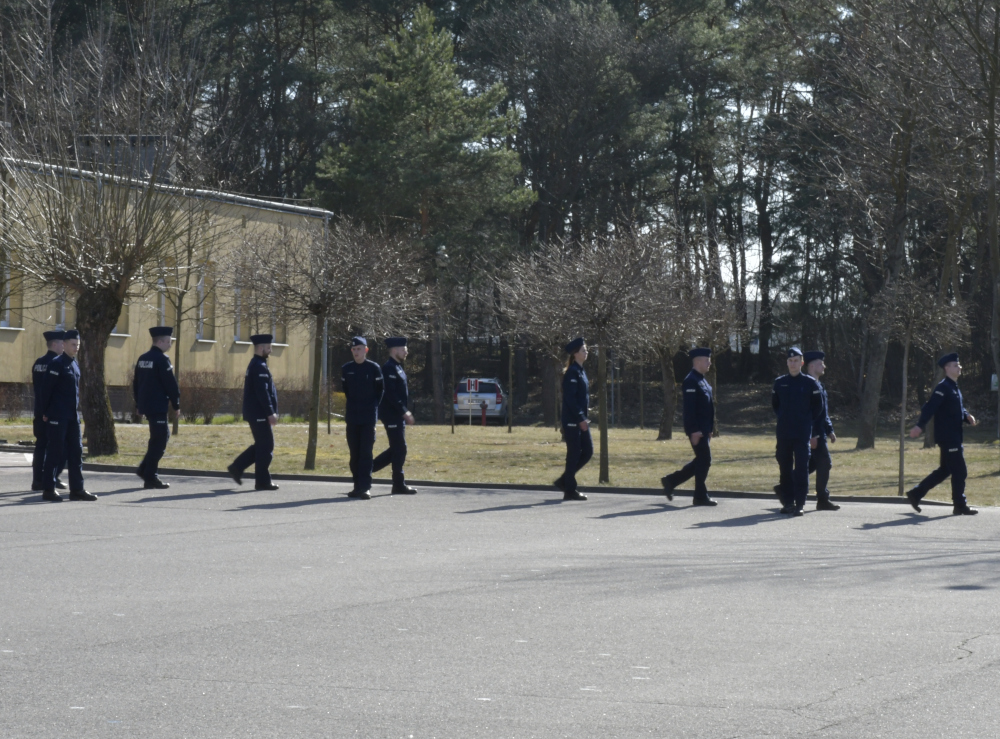 Policjanci podczas zajęć z formowania szyków