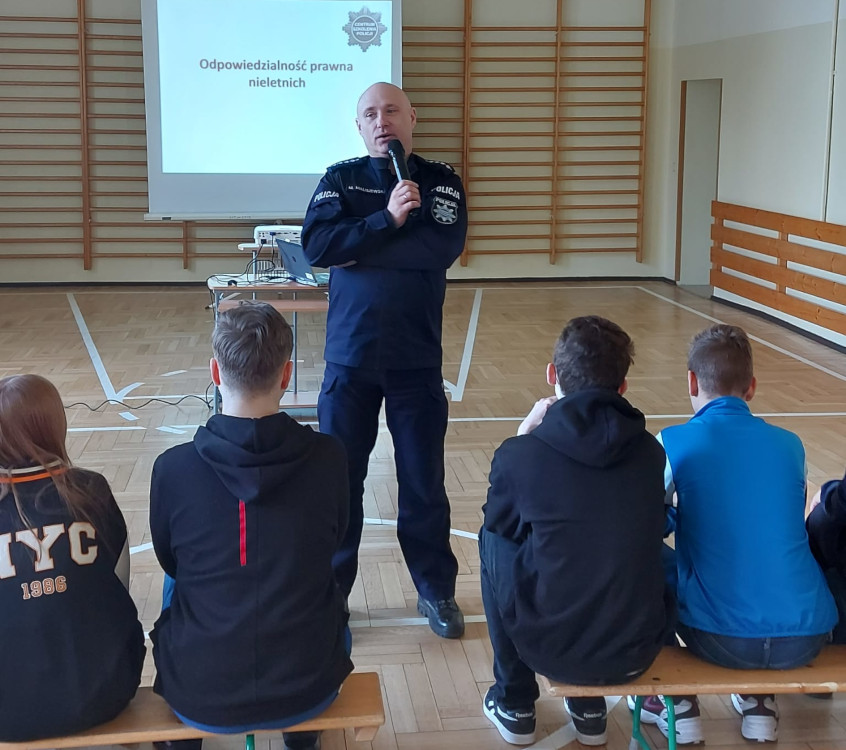 Policjanci podczas zajęć profilaktycznych z uczniami