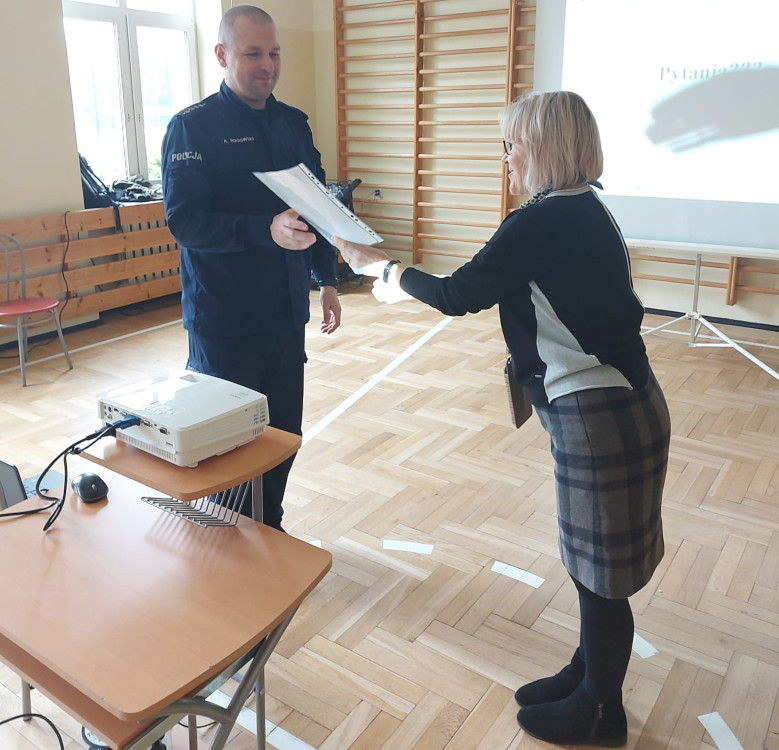 Policjanci podczas zajęć profilaktycznych z uczniami