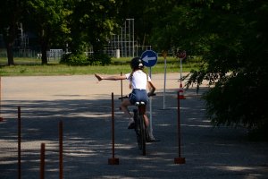 Uczeń na rowerze w trakcie pokonywania wyznaczonego toru (oceniano technikę jazdy, znajomość przepisów oraz prawidłowe zachowanie na drodze).