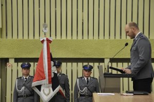 Odczytanie przez policjanta ze Studium Doradztwa Dydaktycznego i Psychologii listu Komendanta Głównego Policji gen. insp. dr. Jarosława Szymczyka skierowanego do rozpoczynających naukę słuchaczy szkolenia zawodowego podstawowego