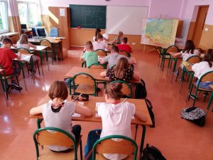 Uczniowie podczas egzaminy teoretycznego.