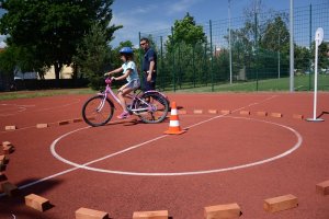 Uczennica podczas części praktycznej egzaminu ocenianego przez policjanta CSP.