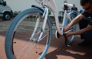 Kontrola stanu technicznego roweru przeprowadzana przez policjanta ZRD przed egzaminem praktycznym.