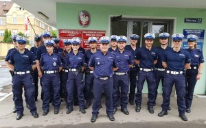 Grupowe zdjęcie policjantów z KWP Poznań wraz z opiekunem pedagogicznym kursu
