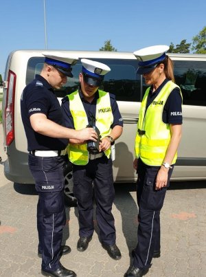 Instruktor CSP omawia słuchaczom funkcje miernika laserowego