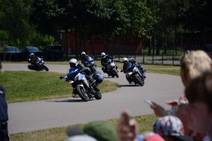 Przejazd policyjnych motocyklistów.