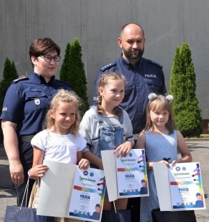 Komendant CSP insp. Anna Rosół z laureatami konkursu plastycznego