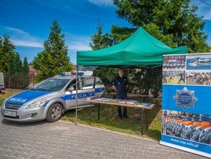 przedstawiciel Centrum Szkolenia Policji w czasie pikniku rodzinnego