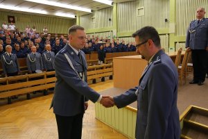 Dowódca uroczystości asp. Mariusz Drearski składa meldunek Zastępcy Komendanta CSP insp. Marcinowi Szyndlerowi