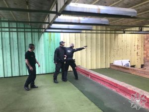 Zajęcia praktyczne na strzelnicy - strzelanie w sytuacji stresowej