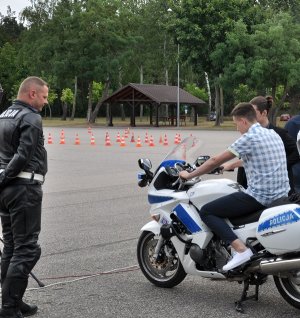 Studenci oglądają motocykl służbowy