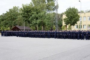 Ustawione pododdziały słuchaczy na placu manewrowym