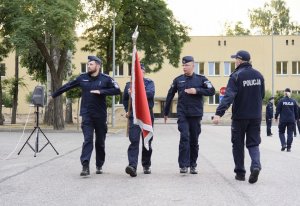 Poczet sztandarowy w trakcie przemarszu