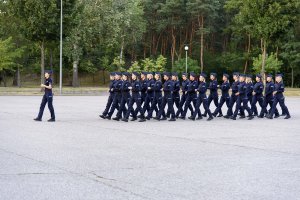 Przemarsz pododdziału policjantek szkolenia zawodowego podstawowego