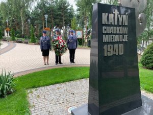 Policyjna Asysta Honorowa składa wieniec pod Pomnikiem Ofiar Zbrodni Katyńskiej