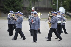 Musztra paradna w wykonaniu Orkiestry Reprezentacyjnej Policji