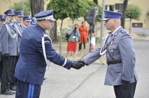 Dowódca uroczystości składa meldunek Zastępcy Komendanta Głównego Policji