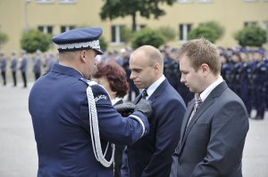 Zastępca Komendanta Głównego odznacza pracowników Policji