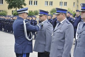 nadinsp. Kamil Bracha odznacza policjantów