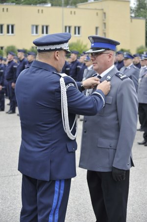 Brązową Odznakę Zasłużony Policjant otrzymuje mł. insp. Adam Kuligowski