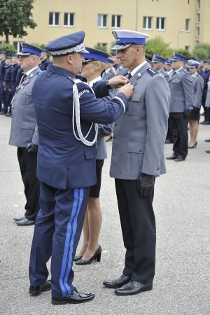 Brązową Odznakę Zasłużony Policjant otrzymuje nadkom. Mariusz Jackowski