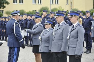 Zastępca Komendanta Głównego Policji wręcza awanse służbowe