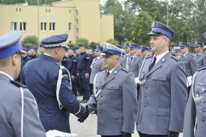 Awansowani funkcjonariusze odbierają gratulacje od Zastępcy Komendanta Głównego Policji