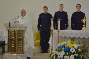 słuchacze uczestniczą w celebracji mszy świętej