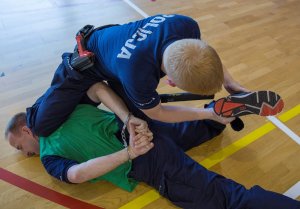 Funkcjonariusz dokonuje sprawdzenia osoby