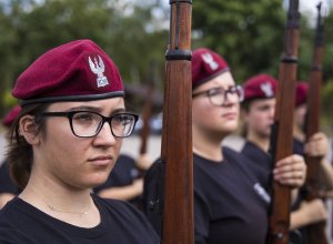 uczniowie szkół ćwiczą ceremoniał policyjny