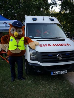 maskotka Centrum Szkolenia Policji przy ambulansie