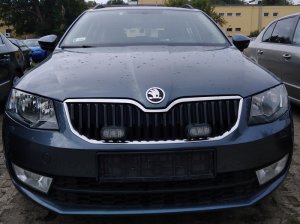 Zdjęcie przedstawia przód pojazdu z zamontowanymi sygnałami uprzywilejowania – SKODA OCTAVIA.