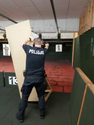 Słuchacz wykonuje strzelanie z jednej ręki symulując odsunięcie osoby postronnej