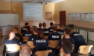 Policjanci w trakcie wykładu z zasad bezpieczeństwa podczas strzelania