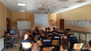 Policjanci w trakcie wykładu z zasad bezpieczeństwa podczas strzelania