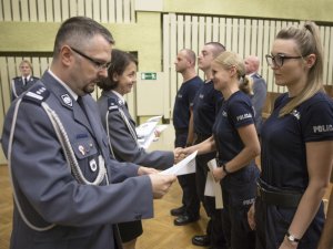 211 policjantów zdało egzamin, który kończy ich szkolenie podstawowe w CSP. Teraz funkcjonariusze powrócą do swoich macierzystych jednostek, aby realizować zadania służbowe. W uroczystości brał udział Zastępca Komendanta naszej szkoły, insp. Marcin Szyndler.