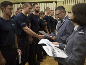 211 policjantów zdało egzamin, który kończy ich szkolenie podstawowe w CSP. Teraz funkcjonariusze powrócą do swoich macierzystych jednostek, aby realizować zadania służbowe. W uroczystości brał udział Zastępca Komendanta naszej szkoły, insp. Marcin Szyndler.