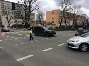 Uczestnicy szkolenia z zakresu ruchu drogowego, doskonalą swoje umiejętności podczas zajęć z użyciem wideorejestratora oraz ręcznej regulacji ruchu.