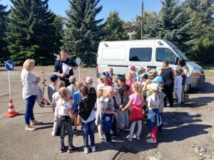 Policjanci z Zakładu Ruchu Drogowego prowadzą pogadankę w Szkole Podstawowej w Nieporęcie, oraz   podczas „Dni otwartych koszar” 2. Mazowieckiego Pułku Saperów. Tematem spotkań była „Bezpieczna droga do szkoły”.