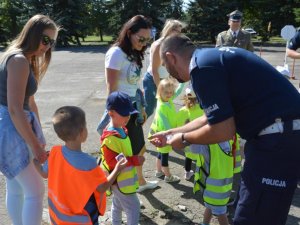 Policjanci z Zakładu Ruchu Drogowego prowadzą pogadankę w Szkole Podstawowej w Nieporęcie, oraz   podczas „Dni otwartych koszar” 2. Mazowieckiego Pułku Saperów. Tematem spotkań była „Bezpieczna droga do szkoły”.