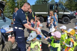 Policjanci z Zakładu Ruchu Drogowego prowadzą pogadankę w Szkole Podstawowej w Nieporęcie, oraz   podczas „Dni otwartych koszar” 2. Mazowieckiego Pułku Saperów. Tematem spotkań była „Bezpieczna droga do szkoły”.