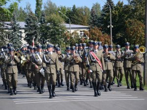 Przemarsz orkiestry wojskowej.