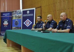 Policjanci drogówki podczas inauguracji Finału XXXII edycji Ogólnopolskiego Konkursu ,,Policjant Ruchu Drogowego”. Zawody będą rozgrywane przez cztery dni w sześciu konkurencjach sprawdzających ich wiedzę i umiejętności zawodowe. Turniej będzie rozgrywany na terenie Warszawy oraz Centrum Szkolenia Policji w Legionowie.