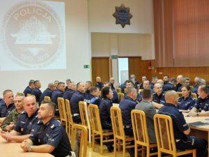 Policjanci drogówki podczas inauguracji Finału XXXII edycji Ogólnopolskiego Konkursu ,,Policjant Ruchu Drogowego”. Zawody będą rozgrywane przez cztery dni w sześciu konkurencjach sprawdzających ich wiedzę i umiejętności zawodowe. Turniej będzie rozgrywany na terenie Warszawy oraz Centrum Szkolenia Policji w Legionowie.