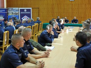 Policjanci drogówki podczas inauguracji Finału XXXII edycji Ogólnopolskiego Konkursu ,,Policjant Ruchu Drogowego”. Zawody będą rozgrywane przez cztery dni w sześciu konkurencjach sprawdzających ich wiedzę i umiejętności zawodowe. Turniej będzie rozgrywany na terenie Warszawy oraz Centrum Szkolenia Policji w Legionowie.